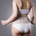 Mujer usando faja