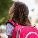 Niña yendo al colegio.