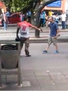 Pelea entre taxista y conductor en Bucaramanga