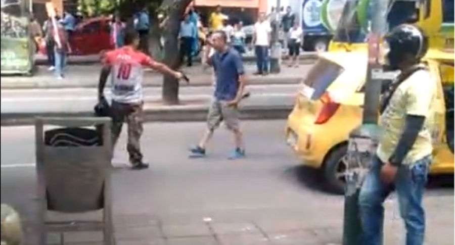 Pelea entre taxista y conductor en Bucaramanga