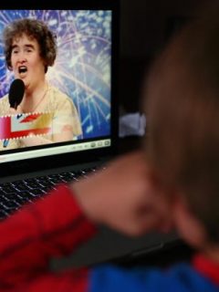 Niño en YouTube