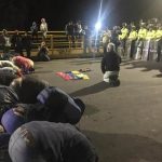 Venezolanos se arrodillan frente a policías ecuatorianos