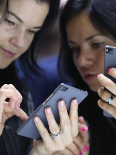 Mujeres con teléfono Huawei