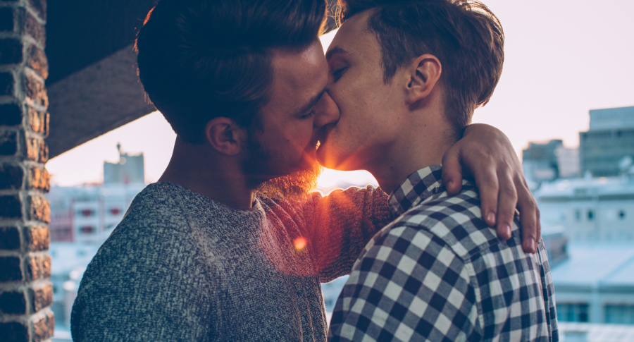 Dos hombres besándose