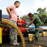 Pimpineros contrabandean gasolina entre Venezuela y Colombia