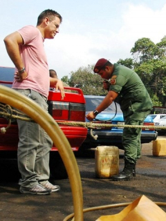 Pimpineros contrabandean gasolina entre Venezuela y Colombia