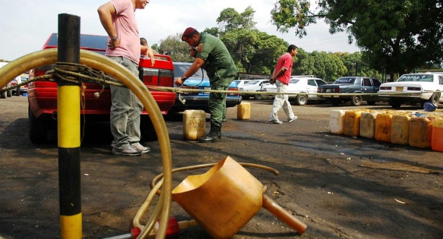 Pimpineros contrabandean gasolina entre Venezuela y Colombia