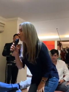 Vicky Dávila cantando