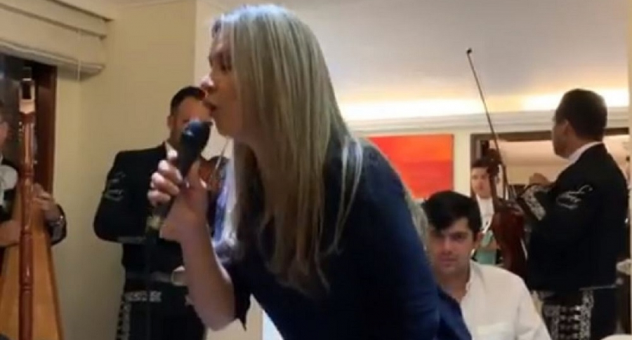 Vicky Dávila cantando