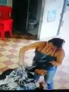 Mujer ataca con botella al esposo