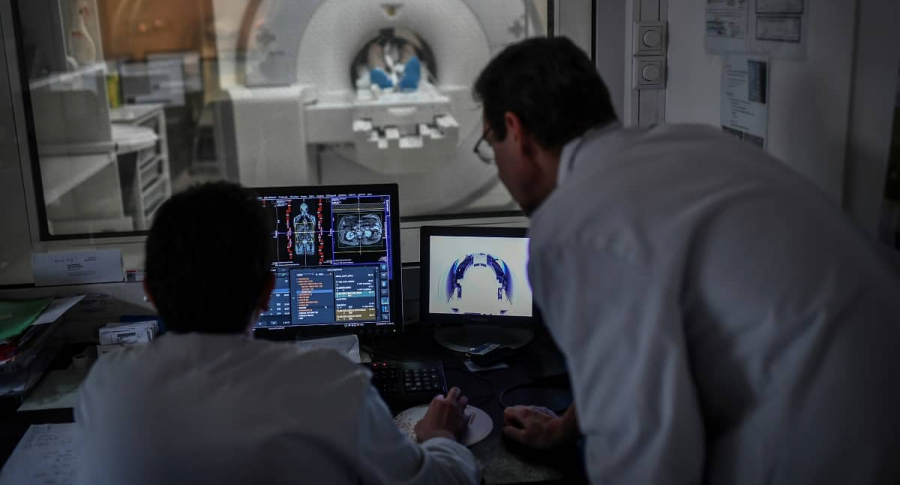 Radiólogos observan un paciente