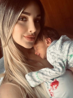Mateo Carvajal, ganador del 'Desafío' 2017, y Melina Ramírez, presentadora, con su hijo Salvador.