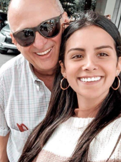 Jota Mario Valencia, presentador, y su hija, María José.