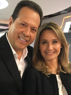 Javier Fernández, 'el Cantante del gol', e Inés María Zabaraín, presentadora.