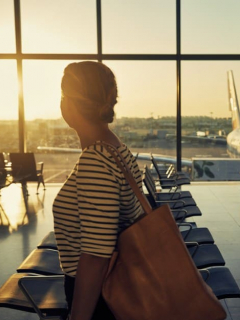 Mujer en un aeropuerto.