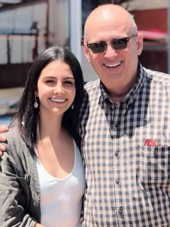 Jota Mario Valencia, presentador, y su hija María José.