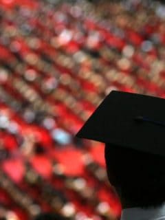 Estudiante graduándose