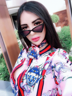 Mujer que quiere lucir como Kim Kardashian.