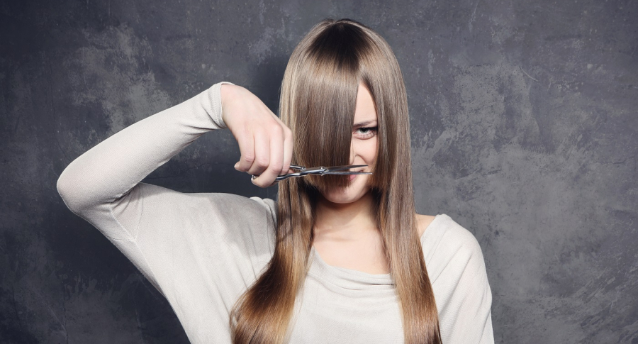 Mujer cortándose el pelo