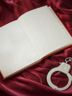 Cuaderno y esposas (juegos sexuales)