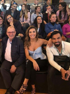 Jota Mario Valencia, Adriana Betancur y Salomón Bustamante, presentadores, con otros integrantes de 'Muy buenos días'.