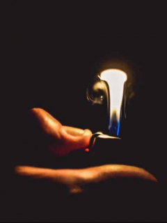 Hombre prende encendedor.