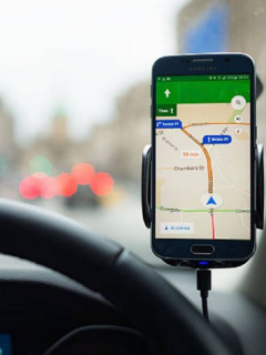 Carro y celular con GPS