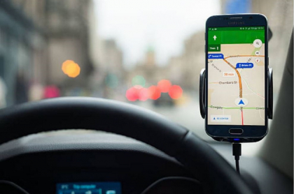 Carro y celular con GPS