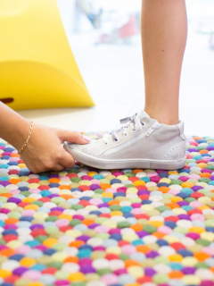 Niña se prueba zapatos.