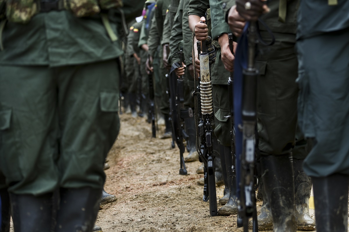 Guerrilleros en formación y armados