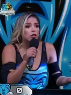 Dahian Muñoz, participante de 'Guerreros', y Cristina Hurtado, presentadora.