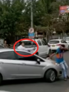 Hombre lanzando gas pimienta