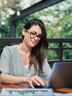 Mujer estudiando