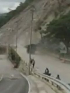 Camiones que transitan por la vía al Llano.