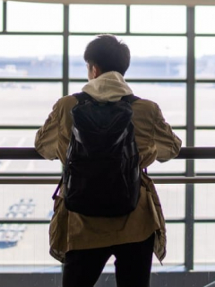 Adolescente en un aeropuerto.