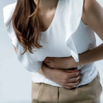Mujer con dolor de estómago