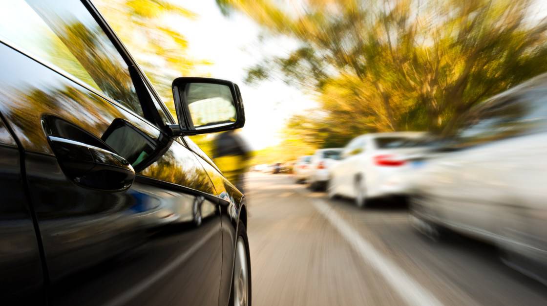 Conductor a toda velocidad.