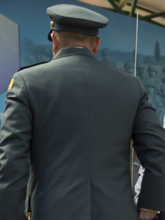 Oficial del Ejército de espaldas