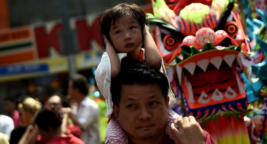 Hombre con su hija en Chinatown de Kuala Lumpur