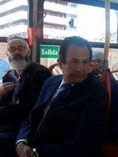 Hombres discutiendo en el SITP.