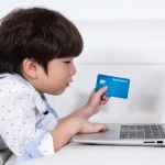 Niño con tarjeta de credito.