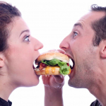 Pareja comiendo