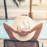 Mujer en una playa.