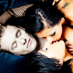 Trio en la cama