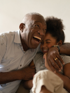 Felicidad abuela y nieta ríen