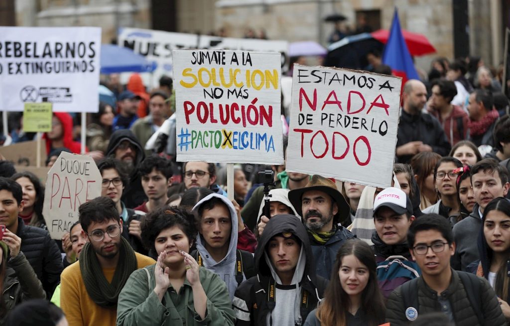 Manifestantes en huelga mundial por el clima, en Bogotá