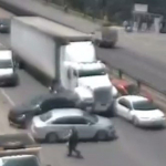 Hombre provoca estrellada múltiple.