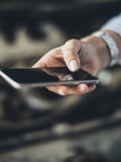 Hombre con celular en mano