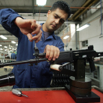 Operario de Indumil trabaja en u fusil Galil