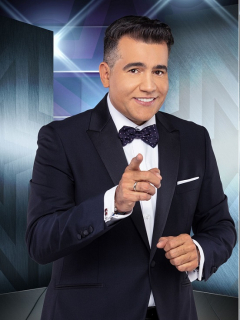 Carlos Calero, presentador, y Jessi Uribe, cantante.